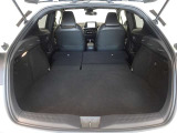 セカンドシートを倒した状態です。セカンドシートは独立可倒、荷物に合わせてラゲッジスペースをアレンジできます。
