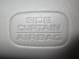 サイドカーテンエアバックシステムは、側面衝突時に大人から子供までさまざまな体格の乗員の頭部や頚部を広範囲で保護。特にセンターピラーへの頭部衝突を防ぐ展開性能を実現しています。