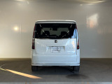 好みの位置で止められるメモリー機能付。約40cmという小さな開き幅から記憶します。後ろが狭い駐車場でもスムーズに荷物を積めて、さらに背が低い人の手がムリなく届く高さで止めることも可能です。