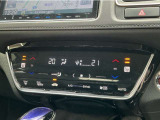 オートエアコンは左右席で独立温度コントロールが可能です。シートヒーター付きで、冷えた車内でもスイッチを押せば数秒で座面と背もたれがあたたかくなります。