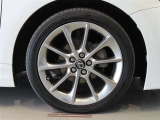 純正のアルミホイール装着車です。タイヤサイズは215/45R17です。
