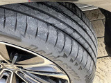 走行距離が少ないのでタイヤ残り溝もバッチリ!溝が少ないとスリップしたりブレーキ時の制動距離が長くなってしまいます。交換までまだまだ余裕があるのは経済的にも助かります。