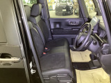 【ベンチシート】運転席と助手席の移動もスムーズ!狭い駐車場での乗り降りや、お子様の乗り降りにも便利です。座席の間にコンソールボックスやドリンクホルダーがないため、車内空間が広く感じます。