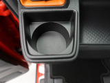 カップホルダーは運転席や助手席からちょうど手の届く位置です!!