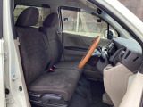 フロントシートはベンチシートです。ベンチシ―トは運転席と助手席の移動もスムーズ!狭い駐車場での乗り降りに便利です。シートの間にコンソールボックスやドリンクホルダーがないため、車内空間も広く感じます