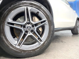 ●純正19インチアルミホイール:輸入車ならではの卓越した走りを支えるホイールと足回りです!日本車の走りに慣れている方にもぜひ体感して頂きたいほど、高いレベルでまとまっています!
