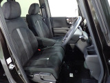 フロントシートはベンチシートです、運転席と助手席の移動が簡単です。真ん中にはアームレストも装備されています! また運転席シートの高さも調整できます。
