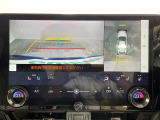 【パノラミックビューモニター】クルマを真上から見下ろした視点で駐車をサポートします!クルマの斜め後ろや真横など、いち早く障害物に気が付くことができます。