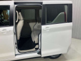 自動開閉する左側オ-トスライドドア付!!開閉部が広く狭い場所の乗り降りでも便利、半ドア防止機能や小さな子供さんの事故を防ぐ安全装備も付いて便利で安心♪♪