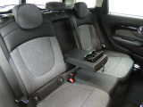 セカンドシートもフロントシートと同様安心感があり、クリアランスもしっかりと確保されております。大人の方も余裕でお乗りになれます。
