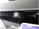 バックカメラが付いているので後方確認が非常にしやすいです。今や運転初心者も熟練者も必須装備!ついていて損はないですね♪