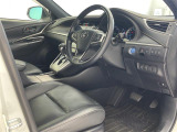 【運転席】座り心地が良いシートなので長時間の運転でも快適にお過ごしいただけます。新品のフロアマットのご注文も可能です。掲載箇所以外にご希望の写真がございましたらお気軽にお問い合わせ下さい。