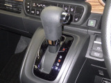 インパネシフトなら、足元広々でゆとりの空間を実現。スムーズなシフト操作と開放感で、運転席も助手席も快適なドライブが楽しめますね☆