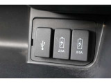 2.5AのUSB(急速充電)が付いており、車内でもしっかりとスマートフォン等の機器へ充電可能です♪