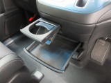 運転席からも助手席からも使いやすい位置に、引き出し式ドリンクホルダーとスマホなどを置けるトレイを配置しています。