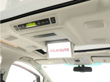 【電動後席モニター】プレミアムサウンド専用!電動開閉後席フリップダウンモニターです。5.1chサウンド、18スピーカーの専用音響システムとなり、人気の装備になります。