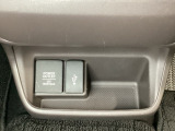 アクセサリーソケットはUSBのアダプターなどをつければ、スマホの充電にも使えます。横にはナビゲーション用の外部入力可能なUSB端子がついており、周辺には物が置けるボックスがついています。