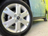【純正アルミホイール】外観にマッチした純正アルミホイールを装着しております。各種社外アルミホイールや、スタッドレスタイヤも取扱いしております。是非ご相談ください♪