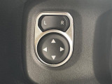 【電動格納ミラー】運転席のスイッチで、ドアミラーの開閉や角度の調整ができます。