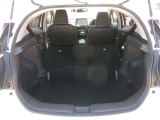 後席を倒すと収納力がアップします。長尺物も積めるのでカーライフの幅が広がりますね。