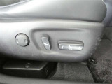 運転席のシート調整を電動で調整できます。無段階調整なので、どなたにもピッタリの調整が可能です。