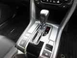 扱いやすい位置に配置されたフロアオートマチックです。CVTを採用で滑らかでスムーズな走りが楽しめますよ。