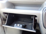 収納たっぷりグローブボックス。