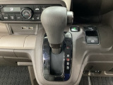 CVT車のセレクトレバーです。低速から高速まで、変速ショックのないスムーズな走りを実現するとともに、エンジン効率のよい領域を維持することで燃費にも貢献します。