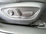 運転席電動シートは、シートポジションを細かく調整できるので長時間の運転もリラックスできますね。