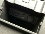 センターコンソール内にUSB端子2個設置 ミュージックプレーヤー接続でお気に入りの音楽を楽しむことが出来ます♪USB端子接続で可能な端末充電を同時に2個行うことが出来ます。