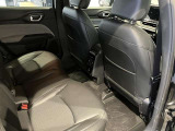 【リアシート】屋根までの高さがある車のため、大人の方でも圧迫感が少なく乗車出来ます。足元は広く取られているため、ゆったりとお乗り頂けます。