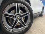 ●純正19インチアルミホイール:輸入車ならではの卓越した走りを支えるホイールと足回りです!日本車の走りに慣れている方にもぜひ体感して頂きたいほど、高いレベルでまとまっています!