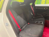 後部座席も気になるようなキズ・汚れやへたり等、大きなダメージはなく、良好な状態です。