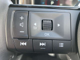 ステアリングの左側に、オーディオの操作ができるスイッチを装備しています。ハンドルから手を離さず操作できて便利です。