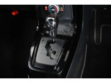 楽々操作のゲート式フロアシフトAT。