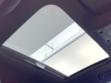 ●サンルーフ:開放感たっぷりの希少装備、サンルーフが装着されています!車内に明かりを取り入れたり景色を楽しむ以外にも、車内の空気も簡単に換気できて快適です!