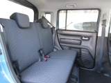後席は大人が座っても広く感じられるスペースがあります。広くゆとりのあるお車です!