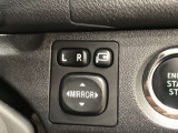 電動格納式ドアミラー付き。駐車場へ停めた時に、ボタン一つで左右のドアミラーをたたむ事ができます。