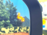 【ブラインドスポットモニター】走行中、ドアミラーの死角になりやすい箇所に後続車が接近するとサイドミラーのレンズに警告を表示!ドライバーに注意喚起をしてくれます。