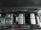 もちろん全席パワーウインドー付。運転席から操作できて便利です。