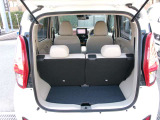 後席は前に動かして荷室を広げることもできます。