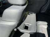 シートバックテーブル標準装備です。