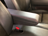 【アームレスト】運転時の疲労軽減にもなるアームレストがついています!
