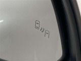 ブラインドスポットモニター(BSM)を装備しています。隣を走る車両が死角に入るとミラー内LEDインジケーターが点灯。さらに、ウィンカーを出すとインジケーターが光って点滅して注意を促してくれます。