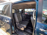 広々3列7人乗り。2列目のシートアレンジも分割シートで多彩に使えます。
