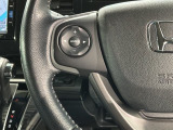 ステアリングにオーディオ操作スイッチが付いています。オーディオ画面に直接タッチしなくても操作が出来ますので、運転に集中できます。