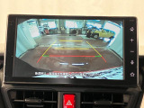 【バックカメラ】 駐車時に車両後方の様子を見ることができるので、運転の不安を軽くします。