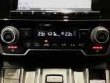 オートエアコンは左右席で独立温度コントロールが可能です。運転席はキンキンに冷やして助手席はマイルドにと言った設定が可能です☆暑さ寒さでケンカすることもなくなりますね♪