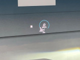 ●ヘッドアップディスプレイ:現在の速度や走行情報をデジタル表示で運転席前方のガラスに投影!運転中、視線をずらさず必要な情報を確認できるのでとっても便利で安心!