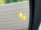 【後方車輛検知】走行中、ドアミラーの死角になりやすい箇所に後続車が接近するとサイドミラー付近に警告を表示、ドライバーに注意喚起をしてくれます。